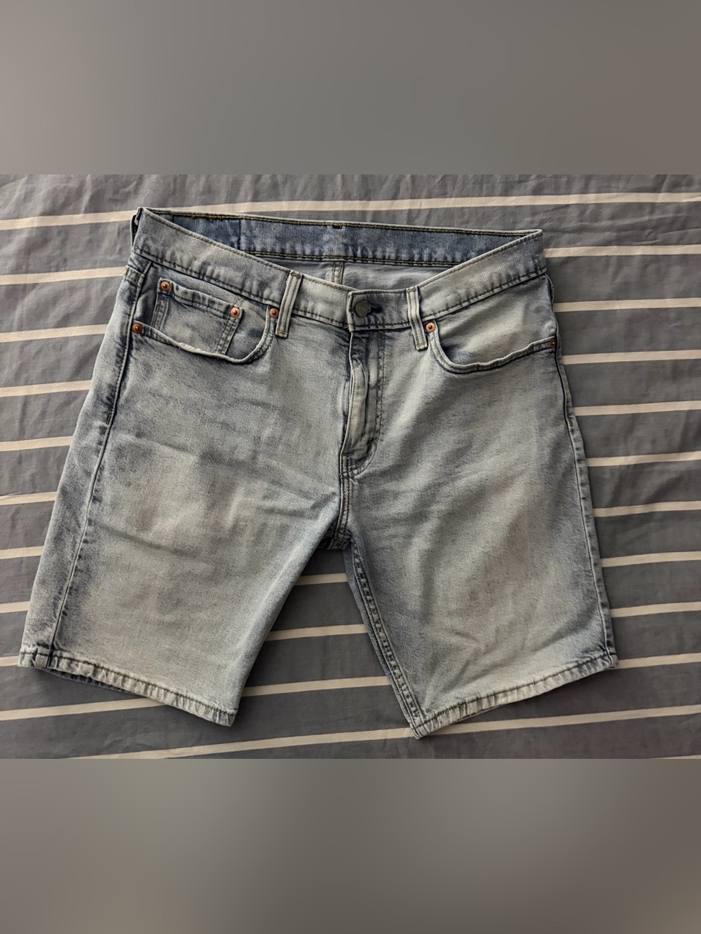 Levi’s 405 Standard Fit Light Wash Denim Shorts Men’s Size 32